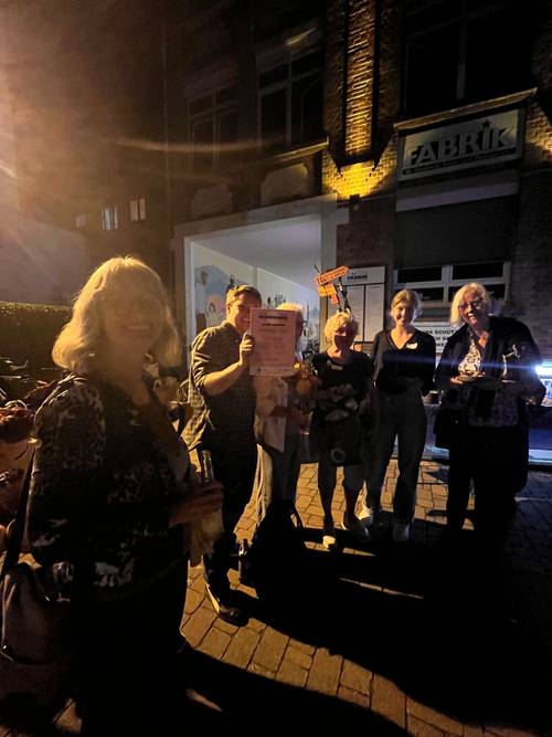 Die Gruppe des Mehrgenerationenhauses EBW als glückliche Preisträger:innen im Hof der Fabrik